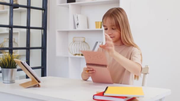 Menina adolescente estudando on-line de casa com professor à distância — Vídeo de Stock