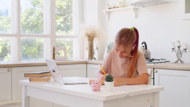 Teenagermädchen lernt online von zu Hause aus mit Fernlehrerin — Stockvideo