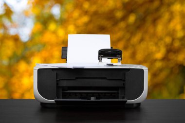 Siyah masada bulanık arkaplana karşı sıkıştırılmış lazer yazıcı