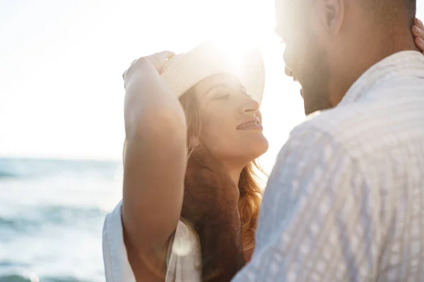 Retrato de feliz jovem casal apaixonado abraçando uns aos outros na praia — Fotografia de Stock