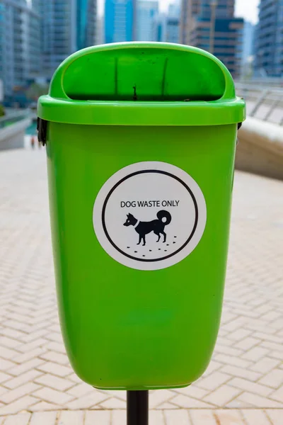 두 바이에 있는 개의 배설물을 위한 녹색 재활용 통 — 스톡 사진