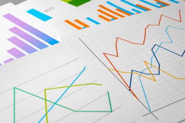 Gri arkaplandaki iş grafik analizi belgeleri