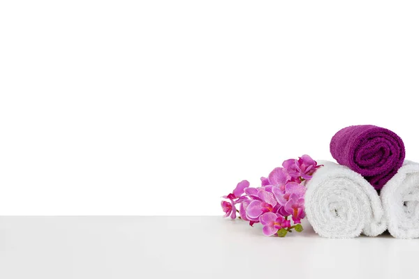 Composición spa con toallas y flores aisladas en blanco — Foto de Stock