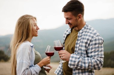 Gülümseyen bir çift dağlarda kadeh kaldırıyor.