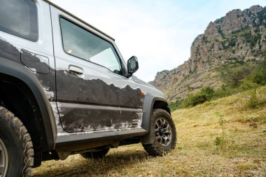 Dağlardaki koyu gri off-road arabası