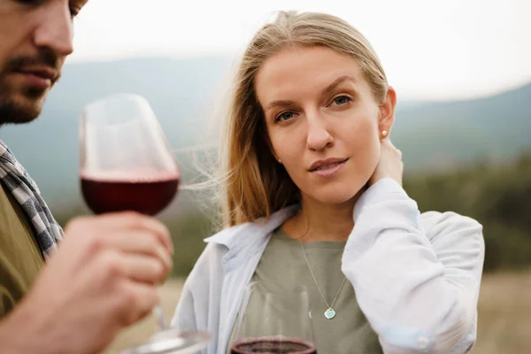 Sorrindo casal brindar copos de vinho ao ar livre em montanhas — Fotografia de Stock