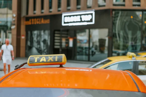 Segno di taxi sul tetto di un'auto in una strada — Foto Stock