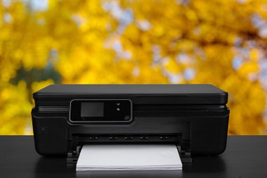 Siyah masada bulanık arkaplana karşı sıkıştırılmış lazer yazıcı