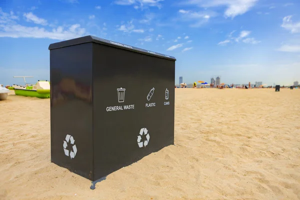 두 바이의 해변에 있는 야외 공공 쓰레기통 — 스톡 사진