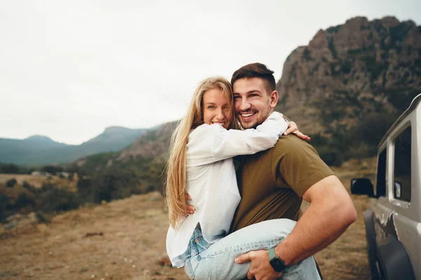 Young couple is on romantic trip to the mountains by car — Stock Photo, Image