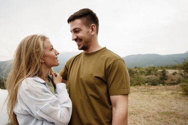 Dağlardaki mutlu çift erkek ve kadın turistler