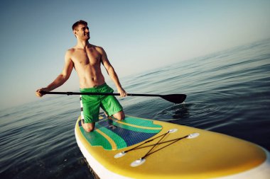 Genç formda adam gölde yüzüyor..