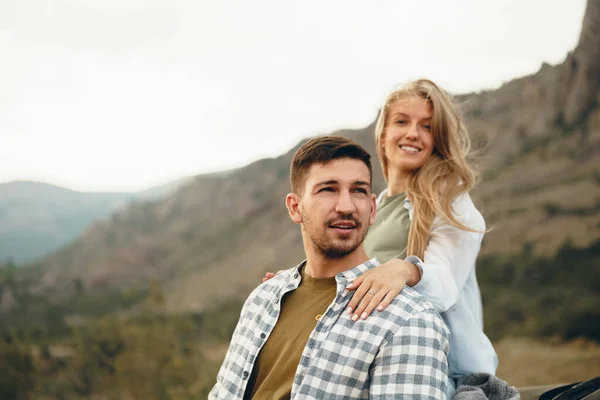 Pareja feliz hombre y mujer turistas en las montañas — Foto de Stock