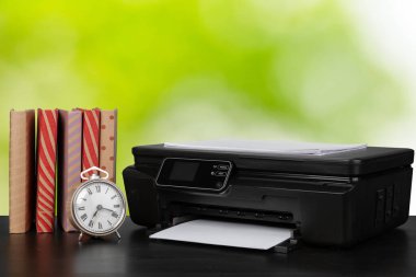 Bulanık arkaplana karşı kitap yığını ve ev yazıcısı