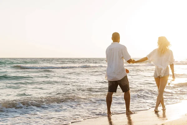 Jovem casal feliz na praia desfrutando do mar — Fotografia de Stock