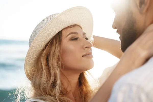 Retrato de pareja joven y feliz enamorada abrazándose en la playa — Foto de Stock