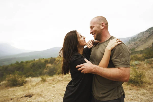 Feliz casal apaixonado abraçando sorrindo e se divertindo nas montanhas — Fotografia de Stock