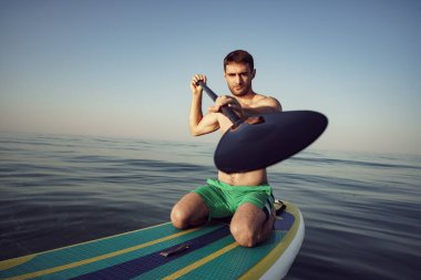 Genç formda adam gölde yüzüyor..