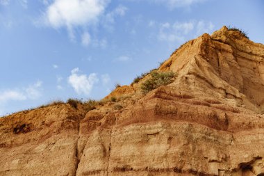 Kum taşı ve kayalar mavi gökyüzüne karşı
