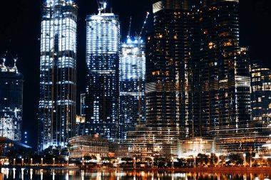 Burj Halife yakınlarındaki şehir merkezinin gece manzarası