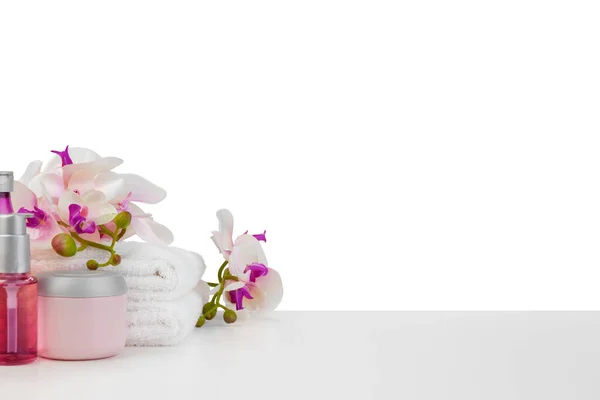 Σύνθεση Spa με πετσέτες και λουλούδια που απομονώνονται σε λευκό — Φωτογραφία Αρχείου