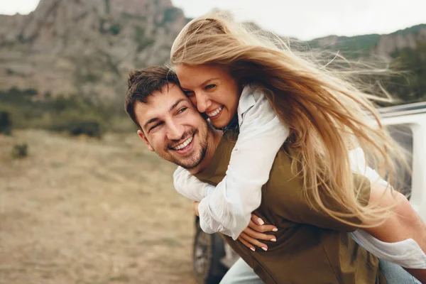 Happy loving couple hiking and hugging in mountains — Stock Photo, Image