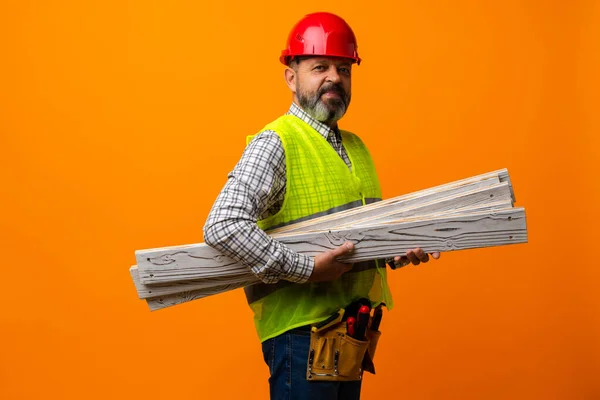 Építő ezermester fa deszkák narancssárga háttér — Stock Fotó