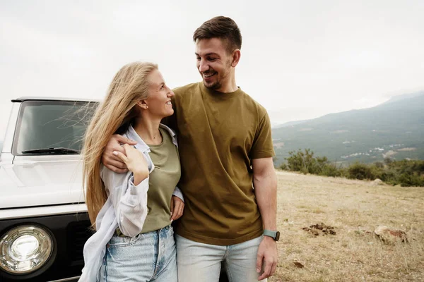 Молода пара в романтичній подорожі в гори на машині — стокове фото