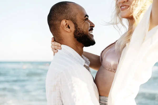 Beau jeune couple câlin sur la plage au bord de l'eau — Photo