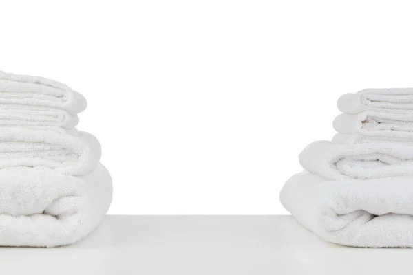 Conjunto de toalhas de spa macias isoladas em branco — Fotografia de Stock