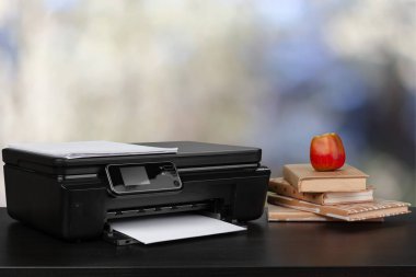 Bulanık arkaplana karşı kitap yığını ve ev yazıcısı