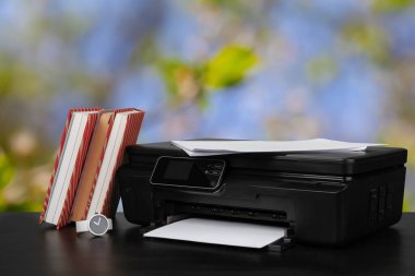 Bulanık arkaplana karşı kitap yığını ve ev yazıcısı