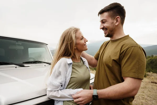Mladý pár je na romantický výlet do hor autem — Stock fotografie
