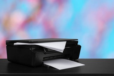 Siyah masada bulanık arkaplana karşı sıkıştırılmış lazer yazıcı