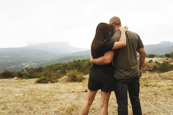 Feliz casal apaixonado abraçando sorrindo e se divertindo nas montanhas — Fotografia de Stock