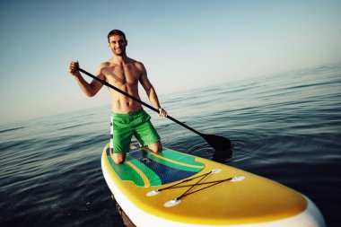 Genç formda adam gölde yüzüyor..