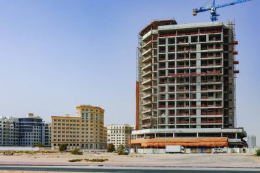 Dubai 'de bir caddede inşaat alanı.