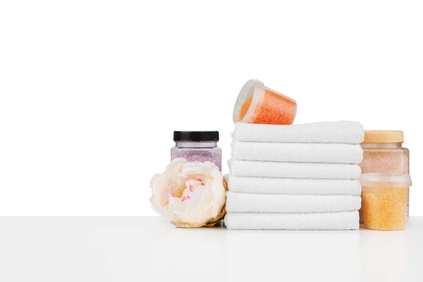 Composição de garrafas de cosméticos e toalhas isoladas em branco — Fotografia de Stock