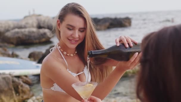 女人在户外喝香槟，朋友在沙滩上共度时光 — 图库视频影像