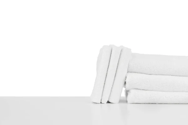 Set de toallas de spa suaves aisladas en blanco — Foto de Stock