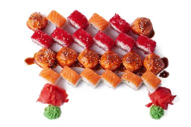 Sushi dürümlerinin yakın plan resmi beyaz arkaplanda izole edildi