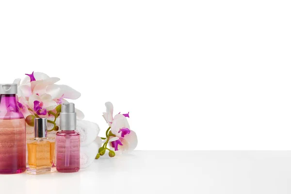 Spa összetétele törölközők és virágok elszigetelt fehér — Stock Fotó