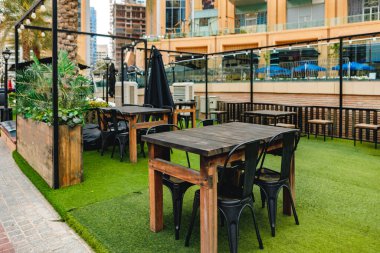 Boş masa ve sokak kafesinin sandalyeleri.