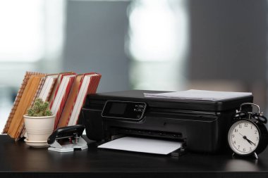 Bulanık arkaplana karşı kitap yığını ve ev yazıcısı