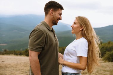 Dağlardaki mutlu çift erkek ve kadın turistler