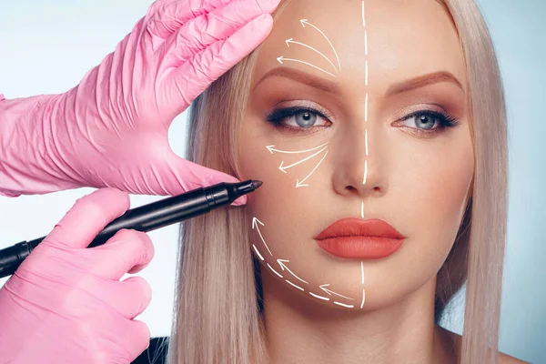 Красива блондинка з позначками для пластичної хірургії на її обличчі — стокове фото