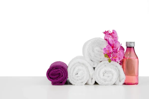 Composizione Spa con asciugamani e fiori isolati su bianco — Foto Stock