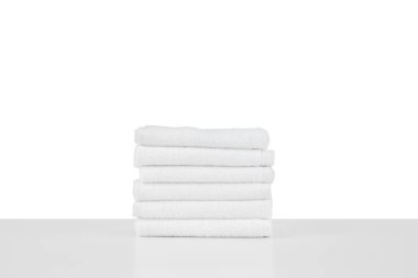 Beyaz üzerine izole edilmiş yumuşak spa havluları.