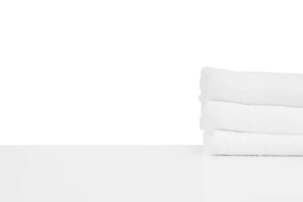 Zestaw miękkich ręczników spa izolowanych na białym — Zdjęcie stockowe