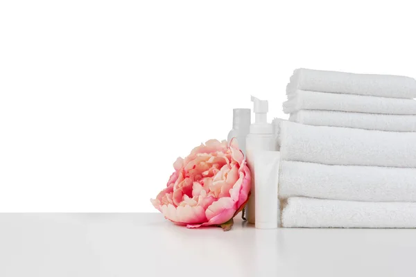 Composición spa con toallas y flores aisladas en blanco — Foto de Stock